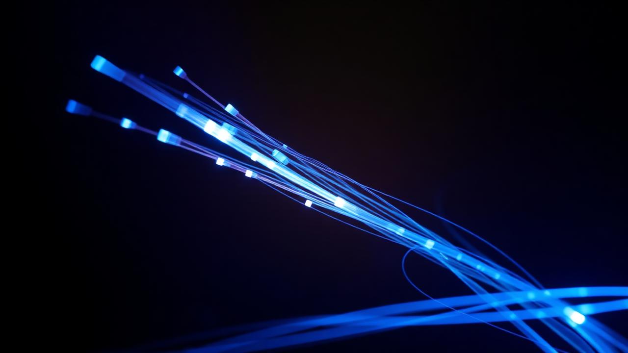 Fibres optiques bleues lumineuses symbolisant une connexion internet très haut débit